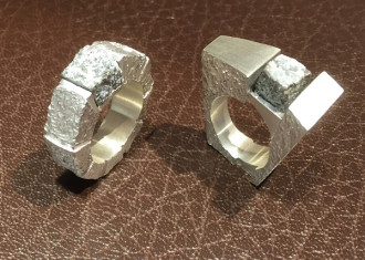 des bagues avec une pierre de Guber